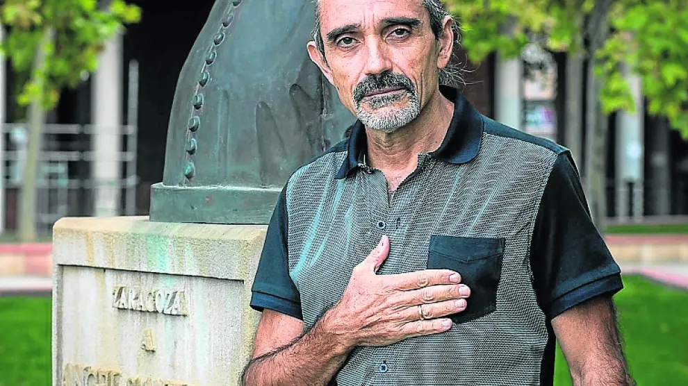 Fernando Gimeno, junto a la estatua a Sanz Briz.