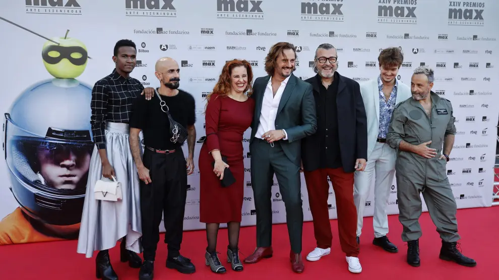 Asier Etxeandía, en el centro, junto a otros invitados a los premios Max