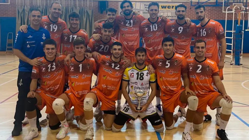 El CV Voleibol Teruel tras la victoria.
