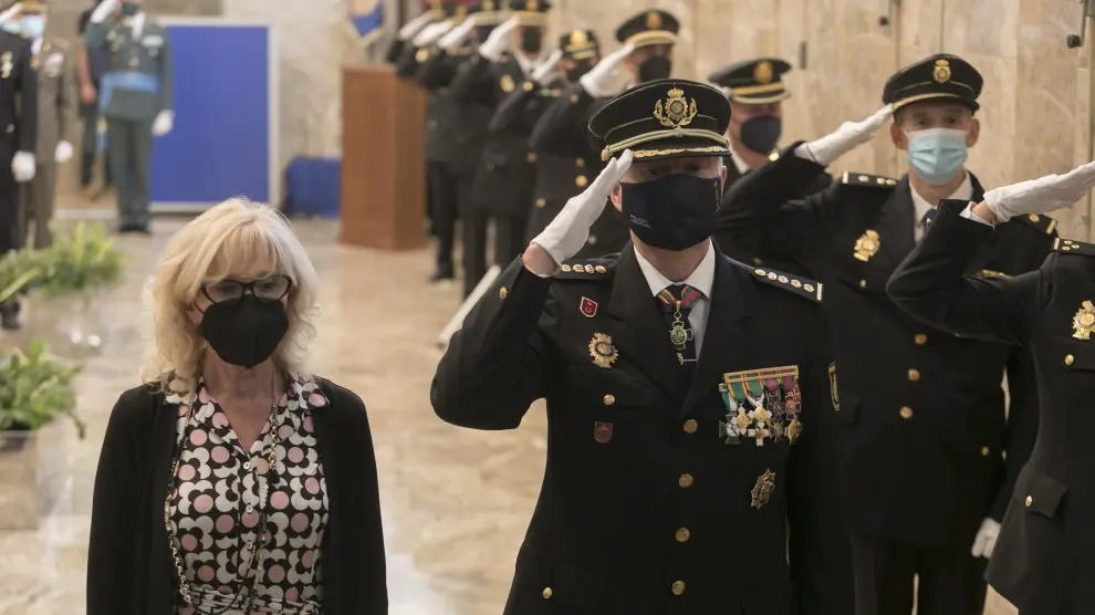 La subdelegada del Gobierno, Silvia Salazar, y el comisario de Huesca, Álvaro Rodríguez, en el acto del día de la Policía.