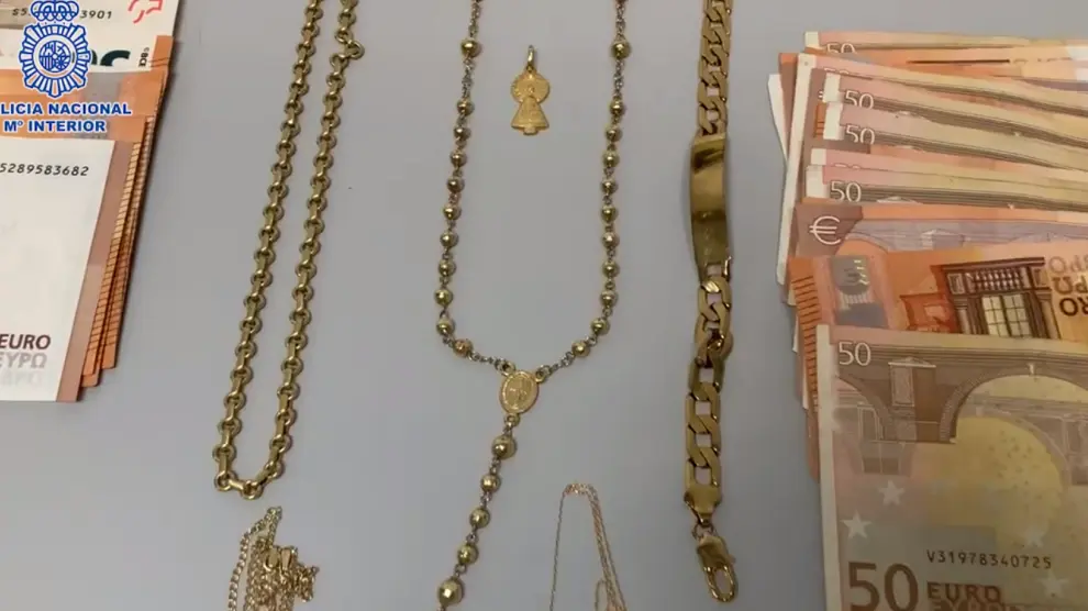 Joyas y dinero robado en su casas a varios octagenarios en Zaragoza, en un vídeo difundido por la Policía Nacional.