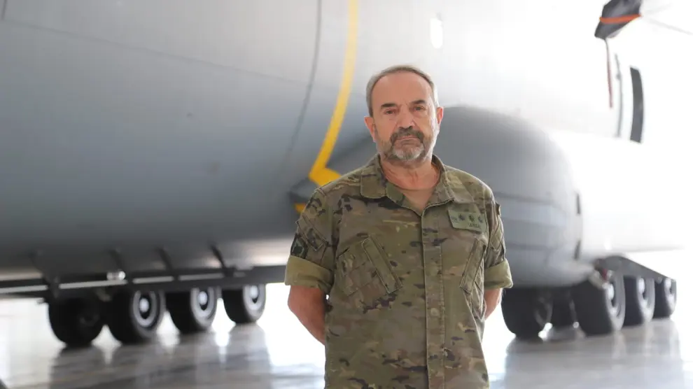 El coronel Francisco Lanza, jefe de la Unidad de Verificación Española (UVE), que organiza el evento en la Base de Zaragoza y el Regimiento de Pavía para mostrar el armamento a los países de la OSCE.