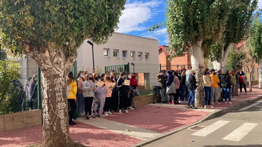 Alumnos y profesores de Utrillas, en la foto, se han manifestado este martes en la calle para reivindicar la llegada de un docente.