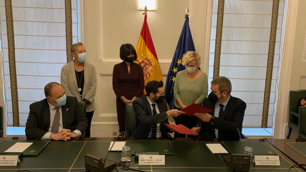 De izquierda a derecha, el subdelegado del Gobierno en Teruel, José Ramón Morro; el secretario de Estado de Seguridad, Rafael Pérez; y el alcalde de Alcañiz, Ignacio Urquizu, firman la incorporación del municipio al sistema VioGén.