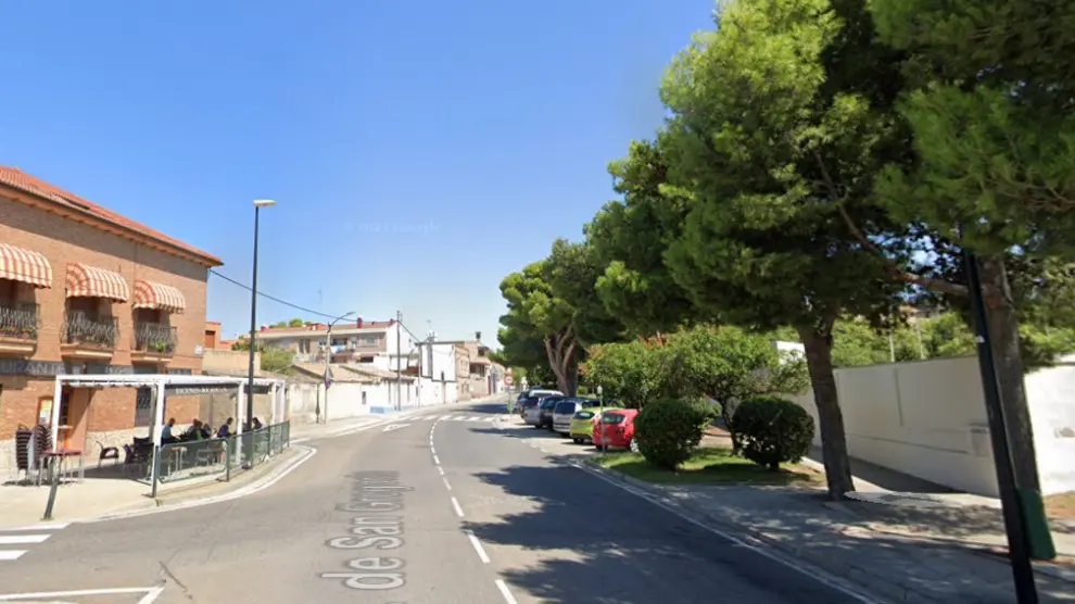 El conductor chocó contra unas vallas en la avenida de San Gregorio, en este barrio rural de Zaragoza.