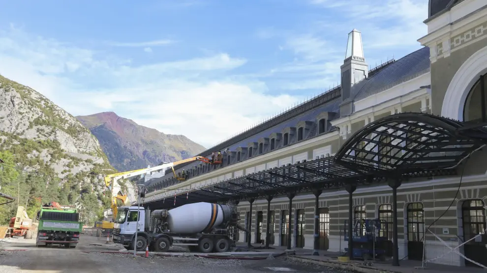 La explanada de los Arañones se transforma para dar paso a una nueva urbanización en torno a la estación de tren, que incorporará los elementos ferroviarios.
