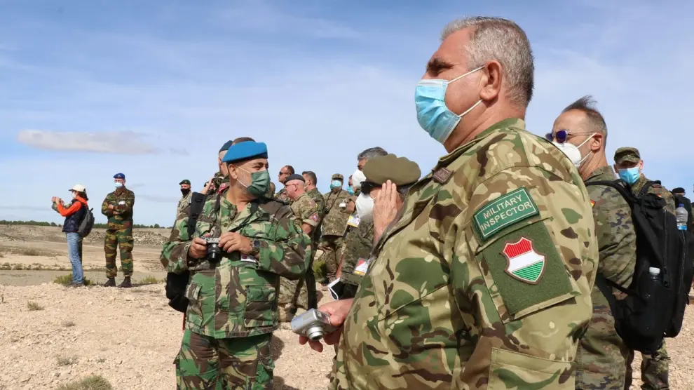 Militares de países de la OSCE en su visita realizada ayer al campo de maniobras de San Gregorio.