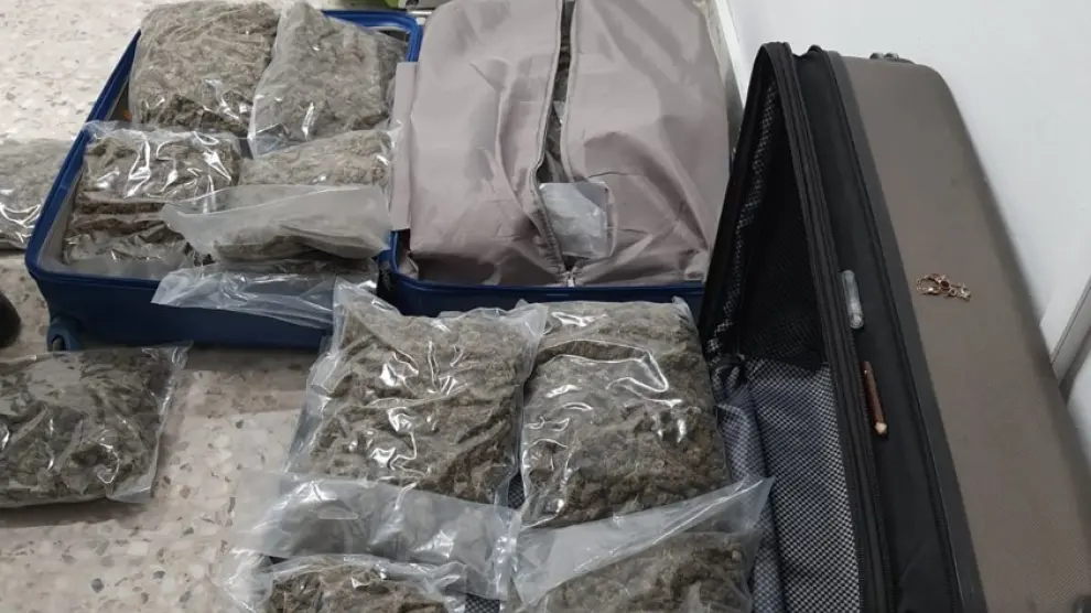 La droga, contenida en 49 bolsas, era transportada en tres maletas alojadas en los asientos traseros y maletero del turismo.