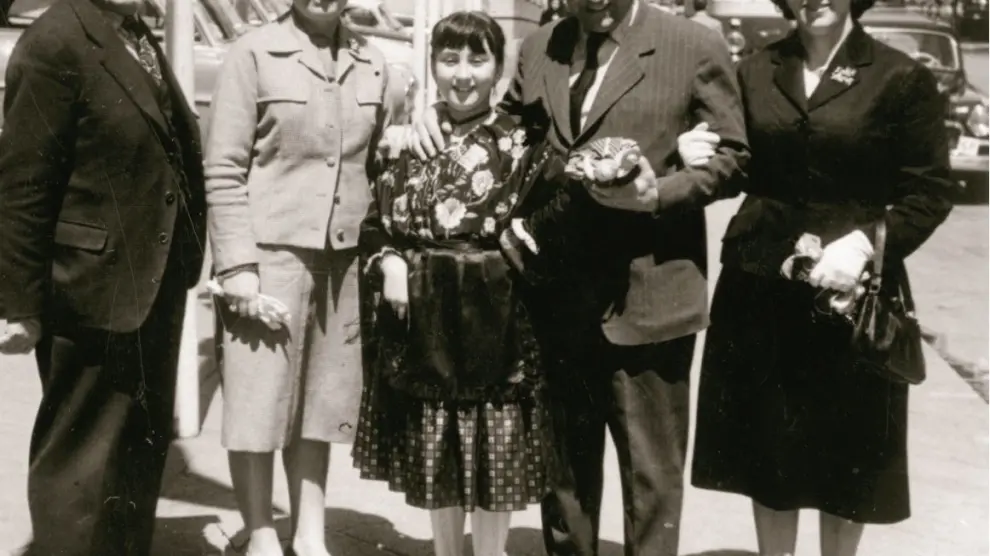 Manuel Rodeles, con su hija, vestida con el traje regional, y su esposa, a la derecha, en la primera Ofrenda de Flores de 1958