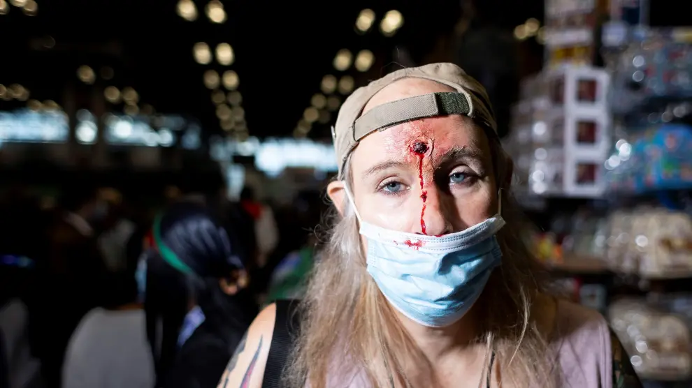 A woman in custume and a protective face mask waits with others in line to attend the 2021 New York Comic Con, at the Jacob Javits Convention Center in Manhattan in New York City, New York, U.S., October 7, 2021. REUTERS/Brendan McDermid[[[REUTERS VOCENTO]]] USA-COMICCON/NEW YORK