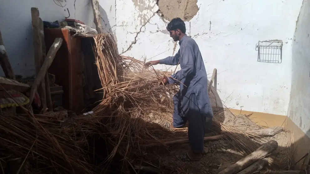 Un ciudadano retira los escombros producidos por el terremoto en Harnai, Pakistán.
