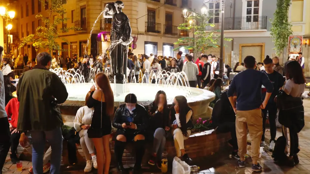 Decenas de jóvenes en reunidos en la plaza del Justicia de Zaragoza