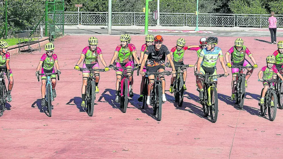 Jóvenes deportistas dan sus primeras pedaladas.