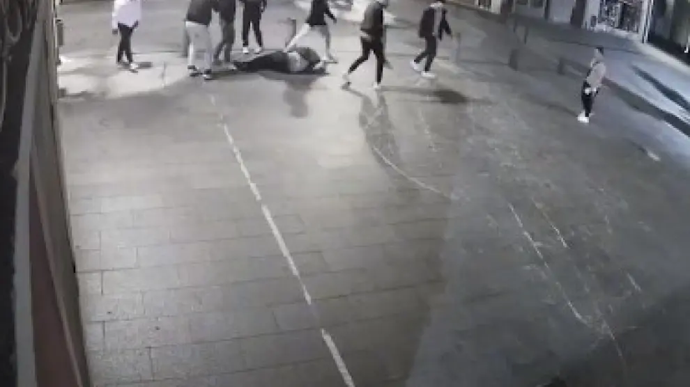 vídeo grabado por una cámara de seguridad, se puede ver como un grupo de personas persigue a la víctima hasta la plaza Biscós