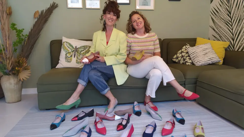 Marta y Eva Cortel, con sus zapatos.