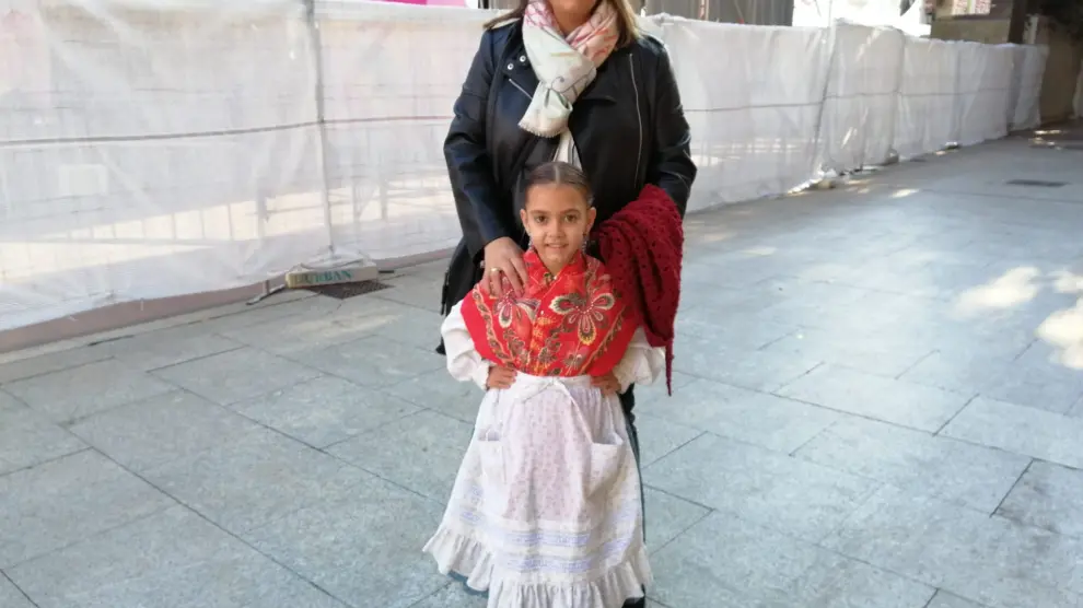 Ana Jaime y su hija en la plaza del Pilar.
