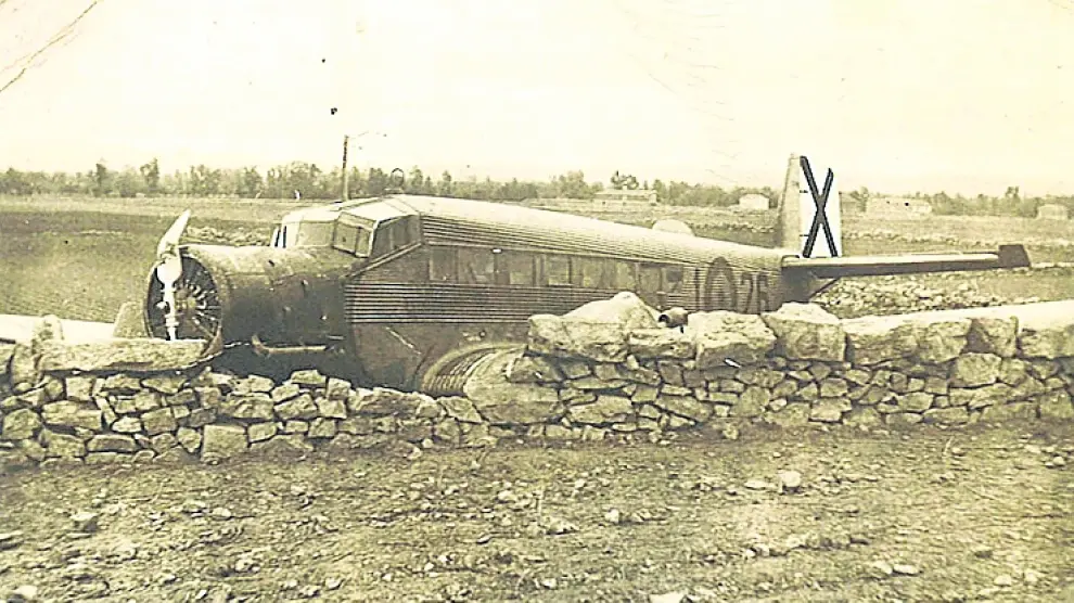 El Junker tras aterrizar en los campos de cereal de Cella en 1951.