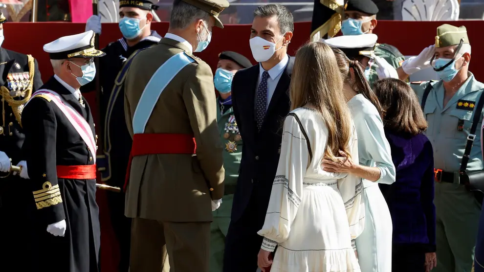 El Rey saluda a Sánchez antes del desfile