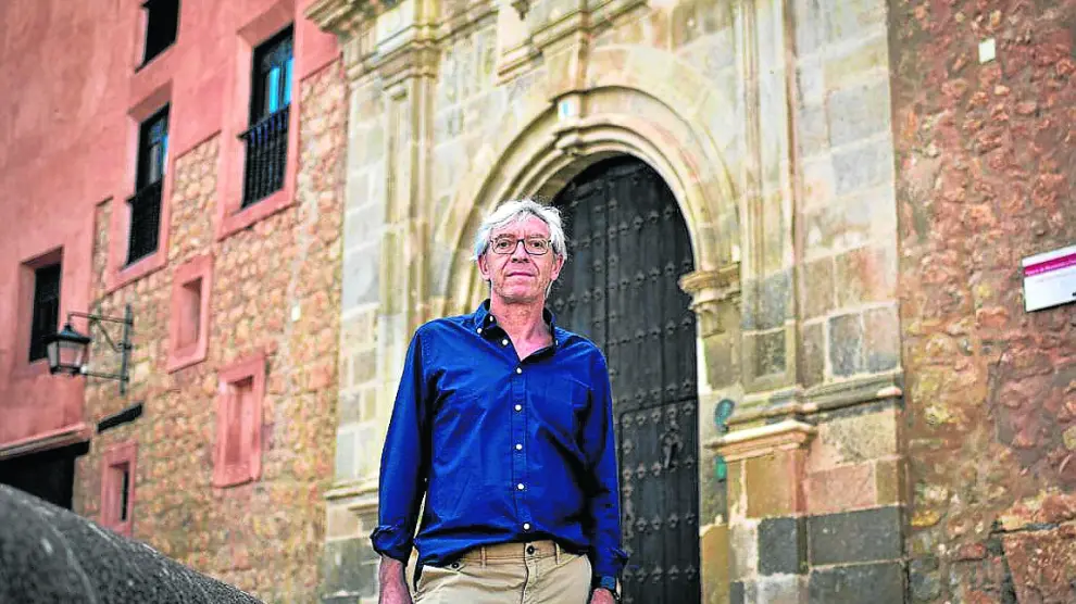 Antonio Jiménez, ante el restaurado Palacio Espiscopal de Albarracín, emblema de la fundación.