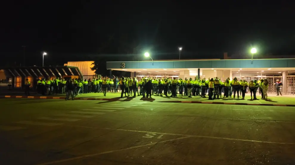Concentración de los trabajadores de IDL a las puertas de la factoría de Figueruelas