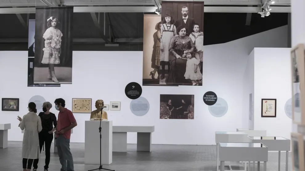 Una visión general del montaje de la cuidada exposición temática de Pilar Bayona, pianista.
