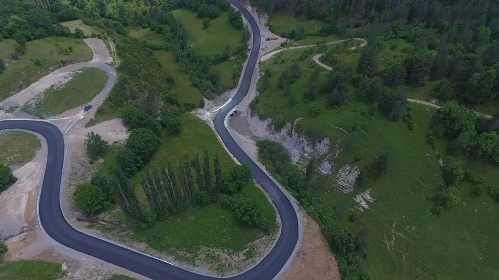 Imagen de la carretera de Espés tras su compleja mejora integral.
