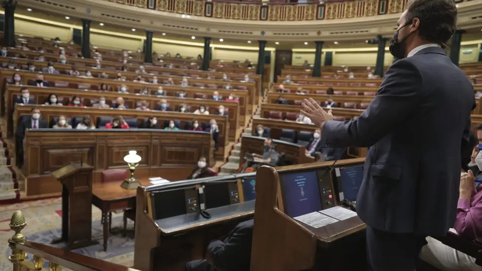 Pablo Casado dirigiéndose el presidente Pedro Sánchez, en el Congreso de los Diputados