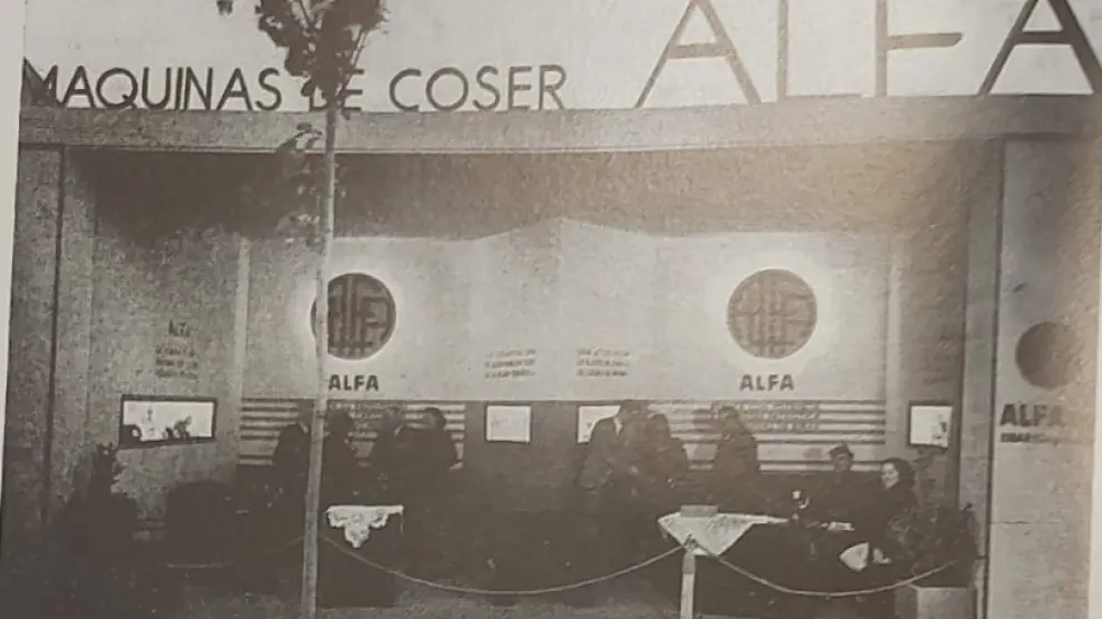 Stands números 93 y 94 de la Feria General de 1941, con las máquinas de coser Alfa de Eibar, Guipúzcoa.