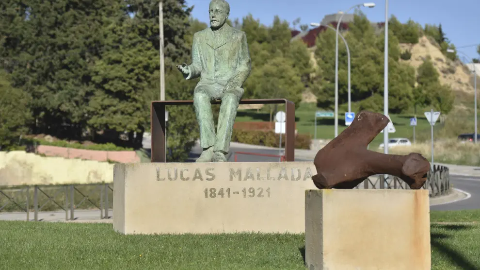 Escultura de Lucas Mallada en la rotonda situada en el paseo bautizado con el nombre del ingeniero de minas.