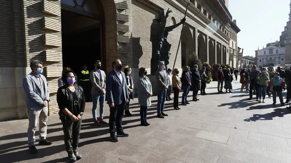 La corporación municipal y ciudadanos de Zaragoza, durante el minuto de silencio en la plaza del Pilar