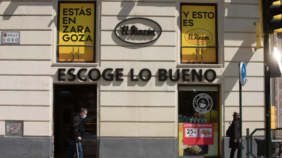 El robo se cometió en esta tienda de la plaza de España.