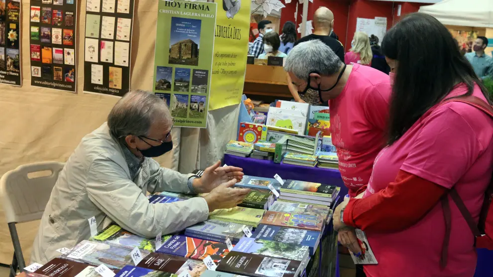 Más de 7.000 personas han pasado por la 37ª Feria del Libro de Huesca.