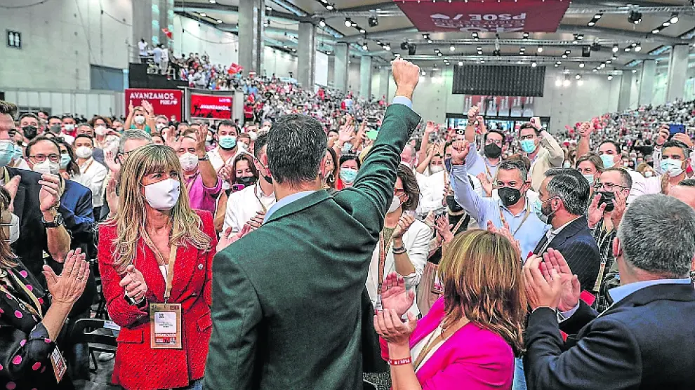 El líder del PSOE saluda ayer a los dirigentes y miltantes del partido.
