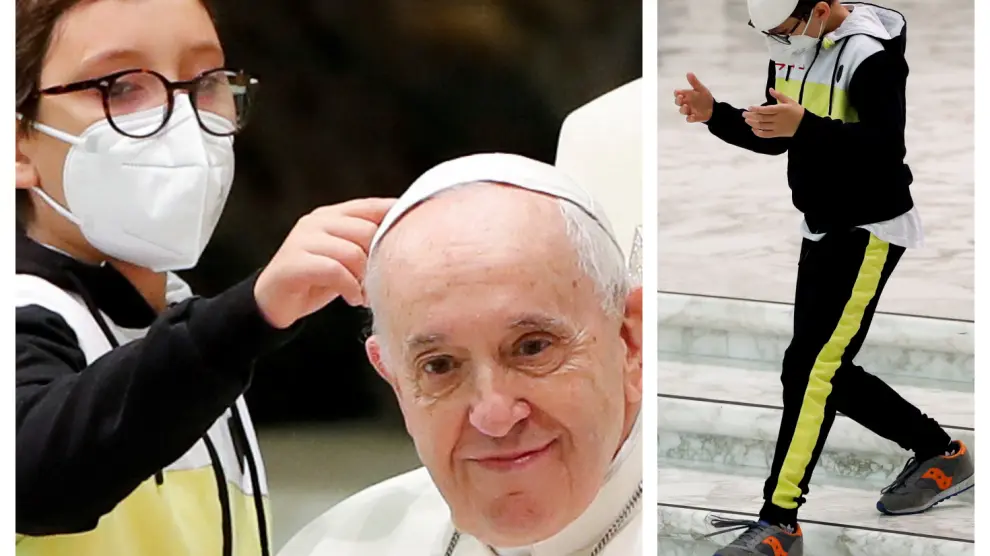 Curiosas imágenes de un niño que quería el gorro del Papa