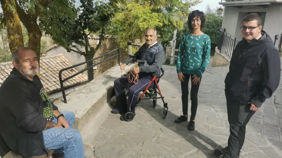 Miguel, el filósofo municipal, hablando con vecinos de Artieda en la calle