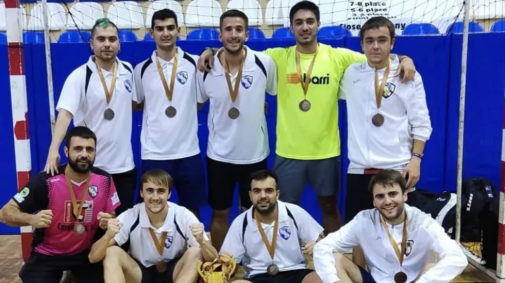 Los integrantes del Albelda Futsal, con las medallas y el trofeo.