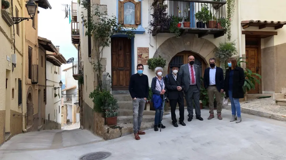 Participantes en la presentación del libro de Desideri Lombarte, delante de la casa de Peñarroya en la vivió el poeta.