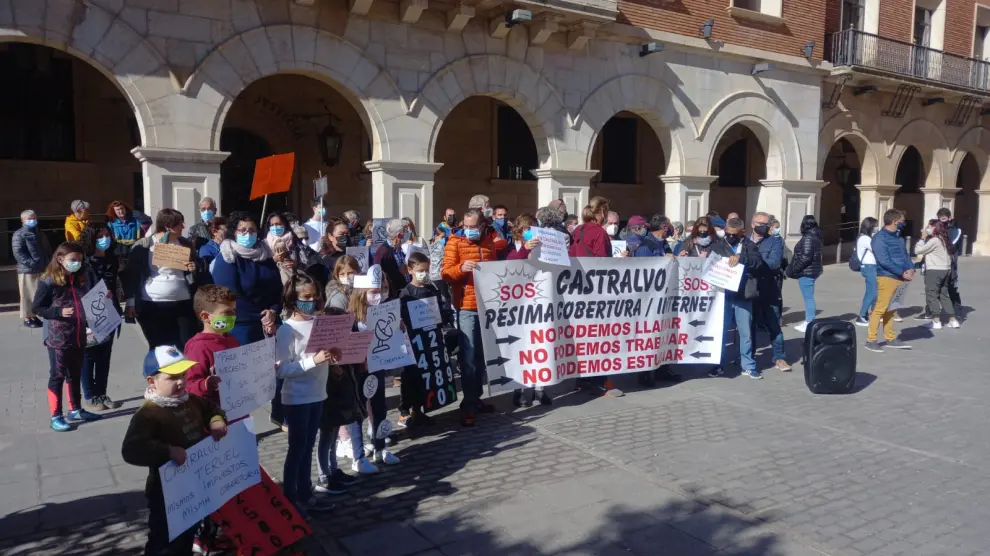 Vecinos de Castralvo protestan en la plaza de San Juan de Teruel.