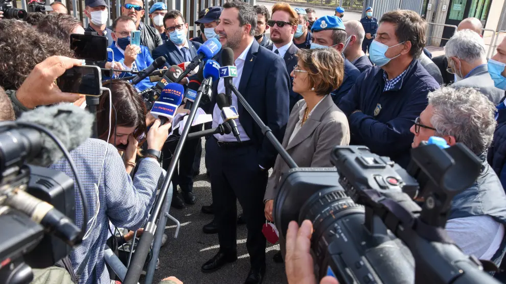 Matteo Salvini habla con los medios a su llegada este sábado a la corte que lo va a juzgar en Palermo.