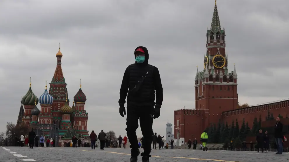 Un hombre con mascarilla camina este jueves por la plaza Roja de Moscú.
