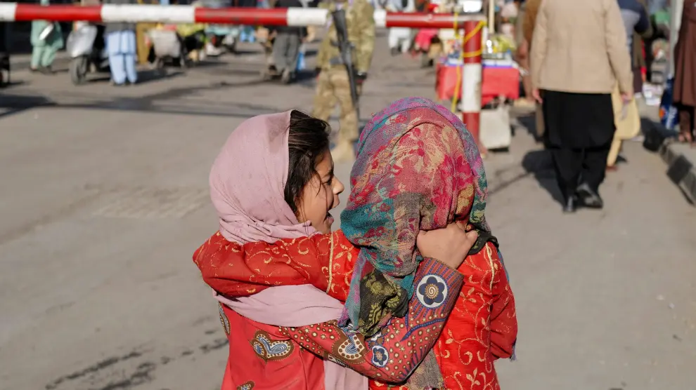 Dos niñas junto a un mercado de Kabul.