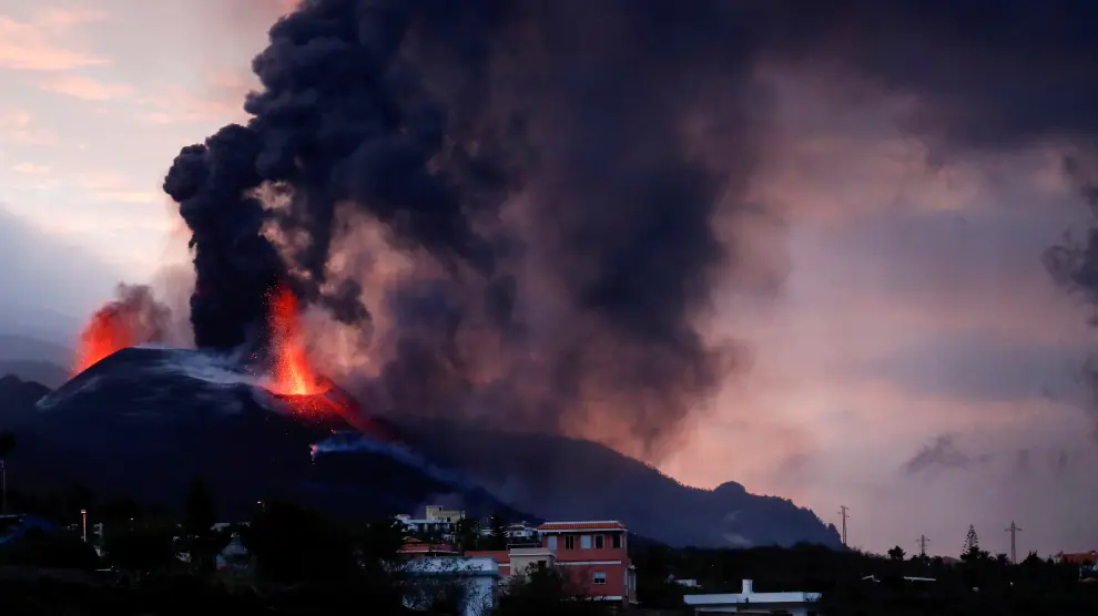 Cumbre Vieja volcano continues to erupt in Spain