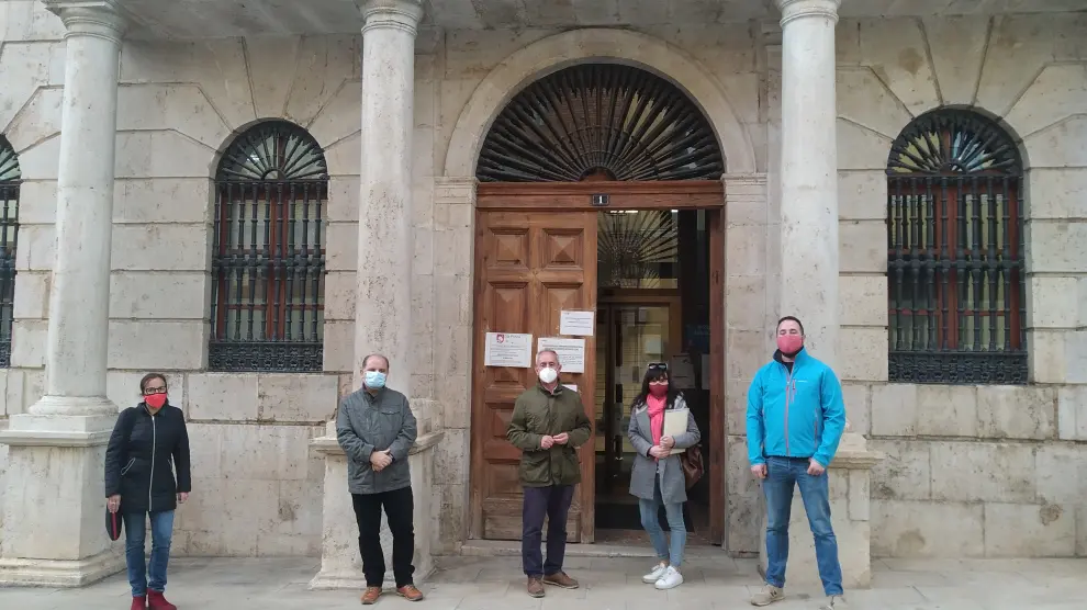 El grupo municipal del PSOE, a las puertas del Ayuntamiento.