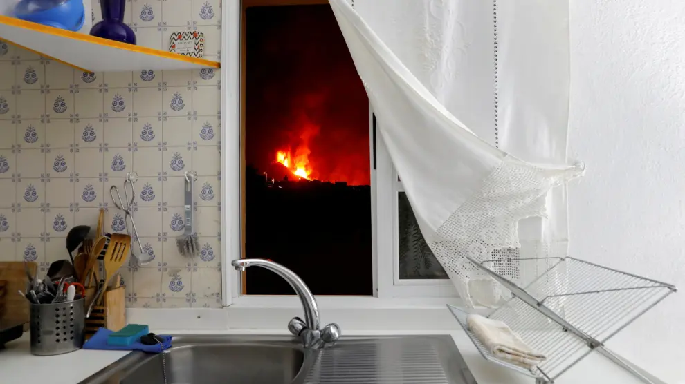 El volcán de La Palma, visto a través de la ventana de la cocina de una vivienda de El Paso