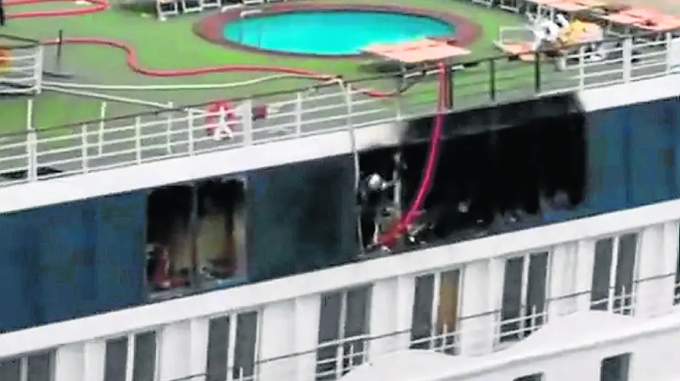 El incendio se inició en una sauna y obligó a desalojar todo el barco.