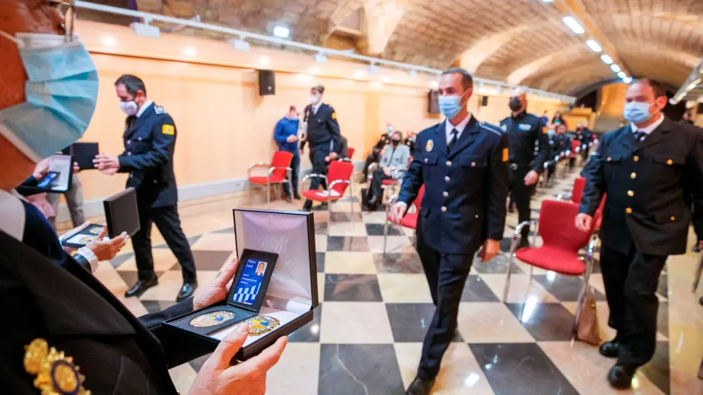 Policías locales de Aragón tendrán un carné con chip para operar de forma anónima