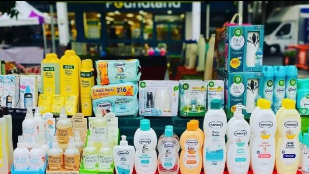 Un puesto de productos de limpieza españoles en un mercadillo inglés.