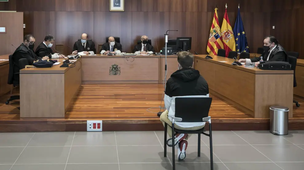 El acusado de los abusos sexuales frente al tribunal de la Audiencia de Zaragoza esta mañana.