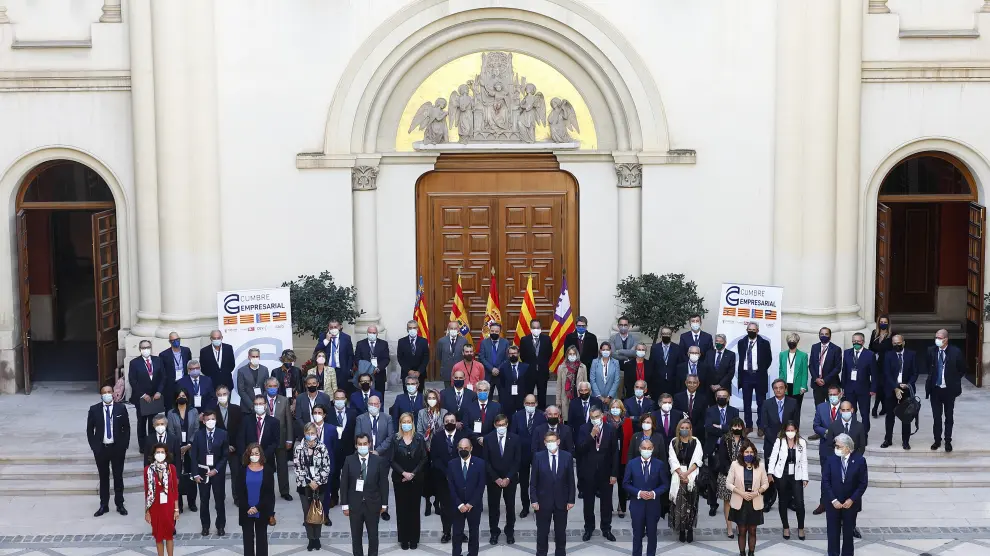 Foto de familia de la cumbre empresarial organizada por CEOE Aragón en el edificio Pignatelli de Zaragoza.