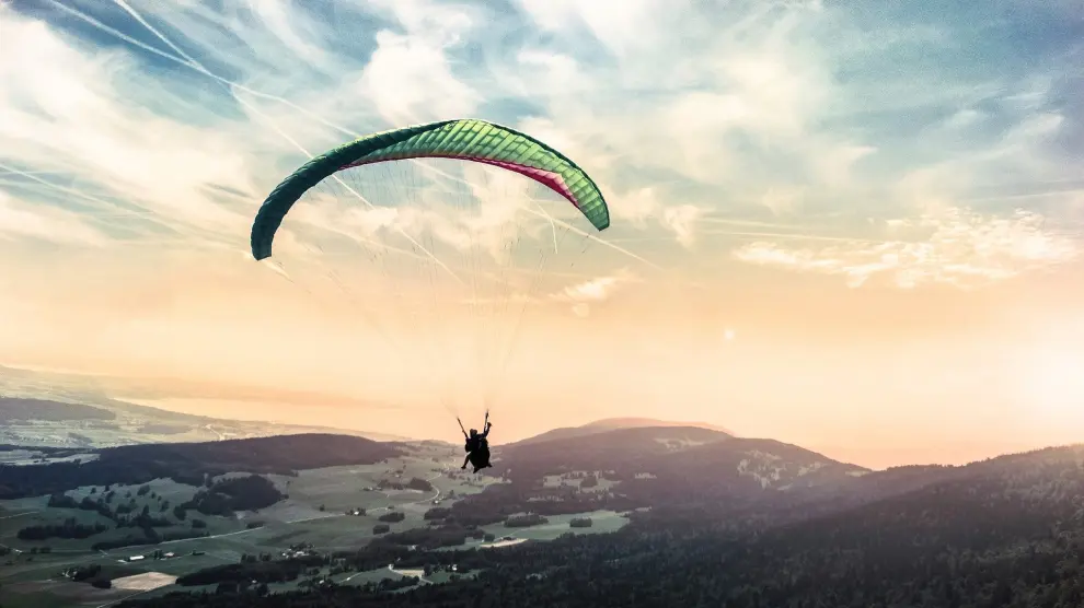 La sensación de libertad y la descarga de adrenalina que permite son dos de las principales ventajas que permiten los vuelos en parapente.